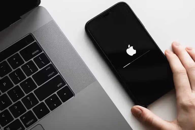 Người dùng được khuyến cáo luôn cập nhật iOS, khởi động lại máy hàng tuần và dùng ứng dụng bảo mật chuyên sâu.