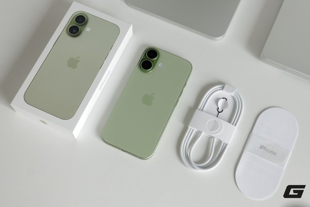 Máy có tên mã ZP/A, giống thị trường Singapore và Thái Lan, phụ kiện đi kèm chỉ có cáp USB-C và que SIM. (Ảnh: Genk)