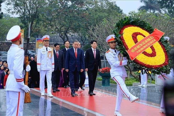 Đoàn Lãnh đạo Đảng, Nhà nước đặt vòng hoa tại Đài tưởng niệm các Anh hùng liệt sĩ. Ảnh: TTXVN