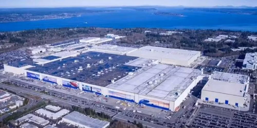 Tòa nhà lớn nhất thế giới không phải cung điện hay sân vận động, mà là nhà máy Boeing Everett Factory ở bang Washington, Mỹ.