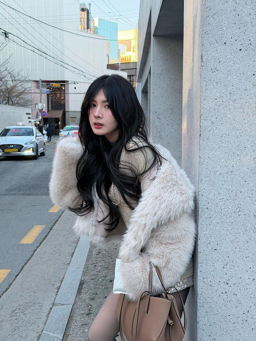 Điểm gây ấn tượng mạnh nhất chính là thần thái tự nhiên, ánh mắt nhẹ nhàng nhưng đầy cuốn hút.