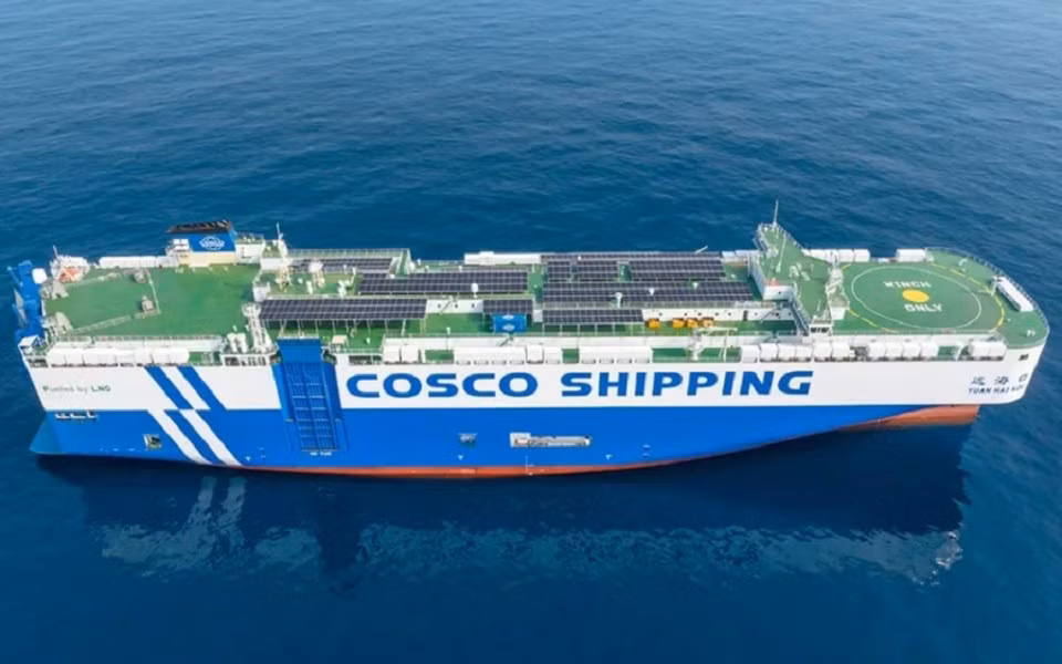 Yuanhai Kou, tàu chở ô tô chạy bằng năng lượng mặt trời lớn nhất thế giới, vừa hoàn thành chuyến đi đầu tiên tới châu Âu với 4.000 xe Trung Quốc.