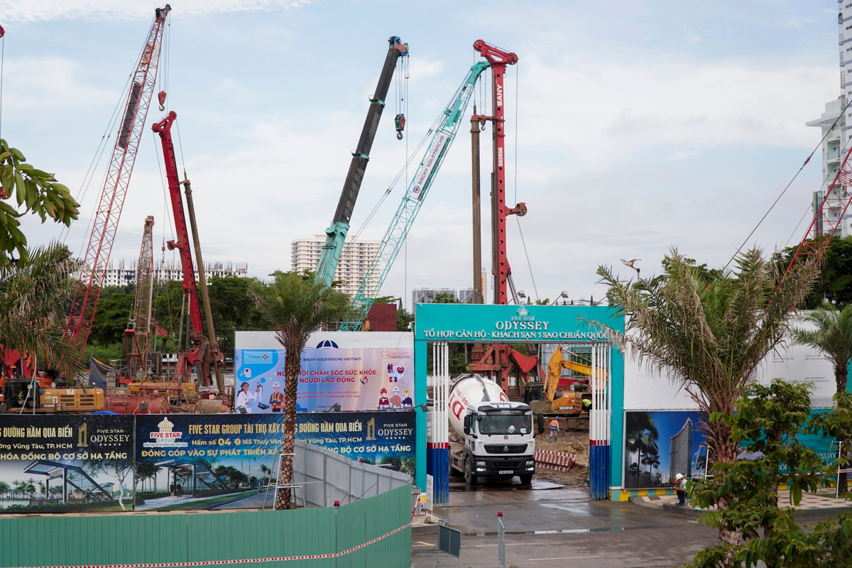 Phần mặt ngoài hướng ra biển, phần sau kết nối với khu trung tâm thành phố, tạo nên một tổ hợp lưu trú và căn hộ nghỉ dưỡng quy mô lớn. Trên các sàn giao dịch bất động sản, giá dự kiến của căn hộ Five Star Odyssey dao động từ 90 đến 120 triệu đồng mỗi m2 tùy vị trí và diện tích.