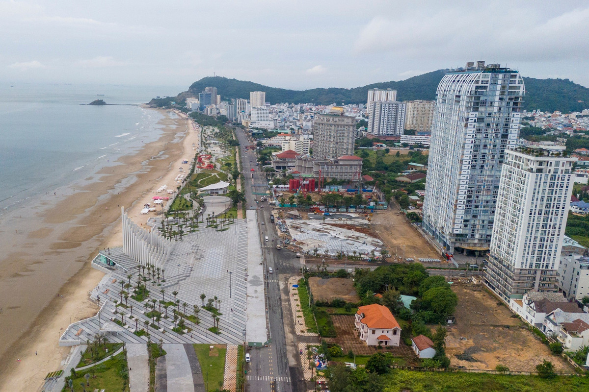 Đường Thùy Vân dài khoảng 8 km đã trở thành "trục xương sống" của ngành du lịch địa phương khi tập trung hàng trăm khách sạn lớn nhỏ. Khi hai dự án này hoàn thiện, tuyến đường sẽ xuất hiện thêm 2 tòa cao ốc, tạo diện mạo nhận diện mới cho đô thị biển.