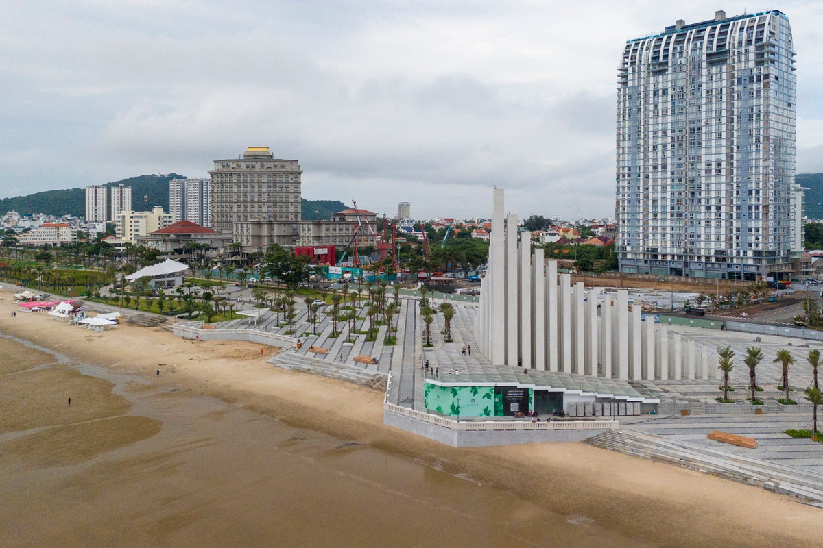 Đối diện dự án, quảng trường Tam Thắng được quy hoạch làm không gian công cộng hướng biển, kết hợp cây xanh và lối dạo bộ. Khi hoàn thành, nơi đây sẽ là điểm dừng chân hấp dẫn, đồng thời thúc đẩy hoạt động thương mại, dịch vụ xung quanh.