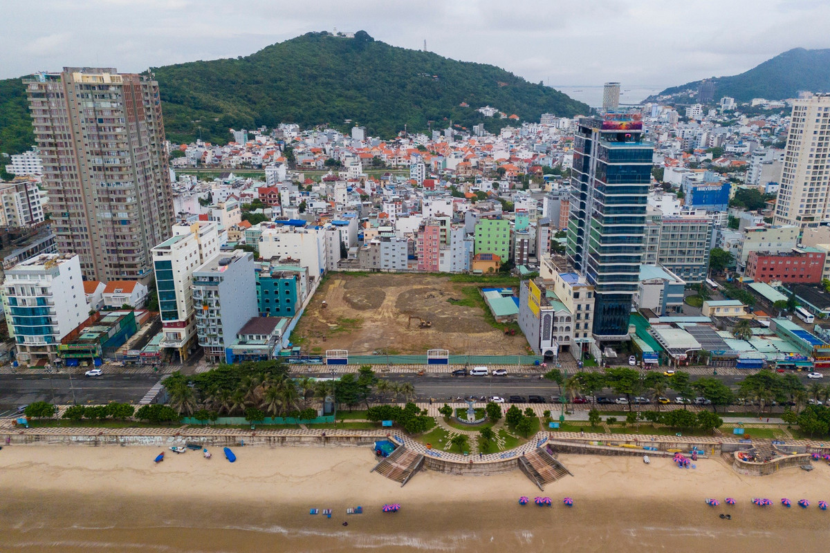 Cách đó khoảng 1km, khu đất xây dựng tòa nhà Five Star Poseidon hiện mới được quây rào và đang được dọn cỏ, san lấp mặt bằng.