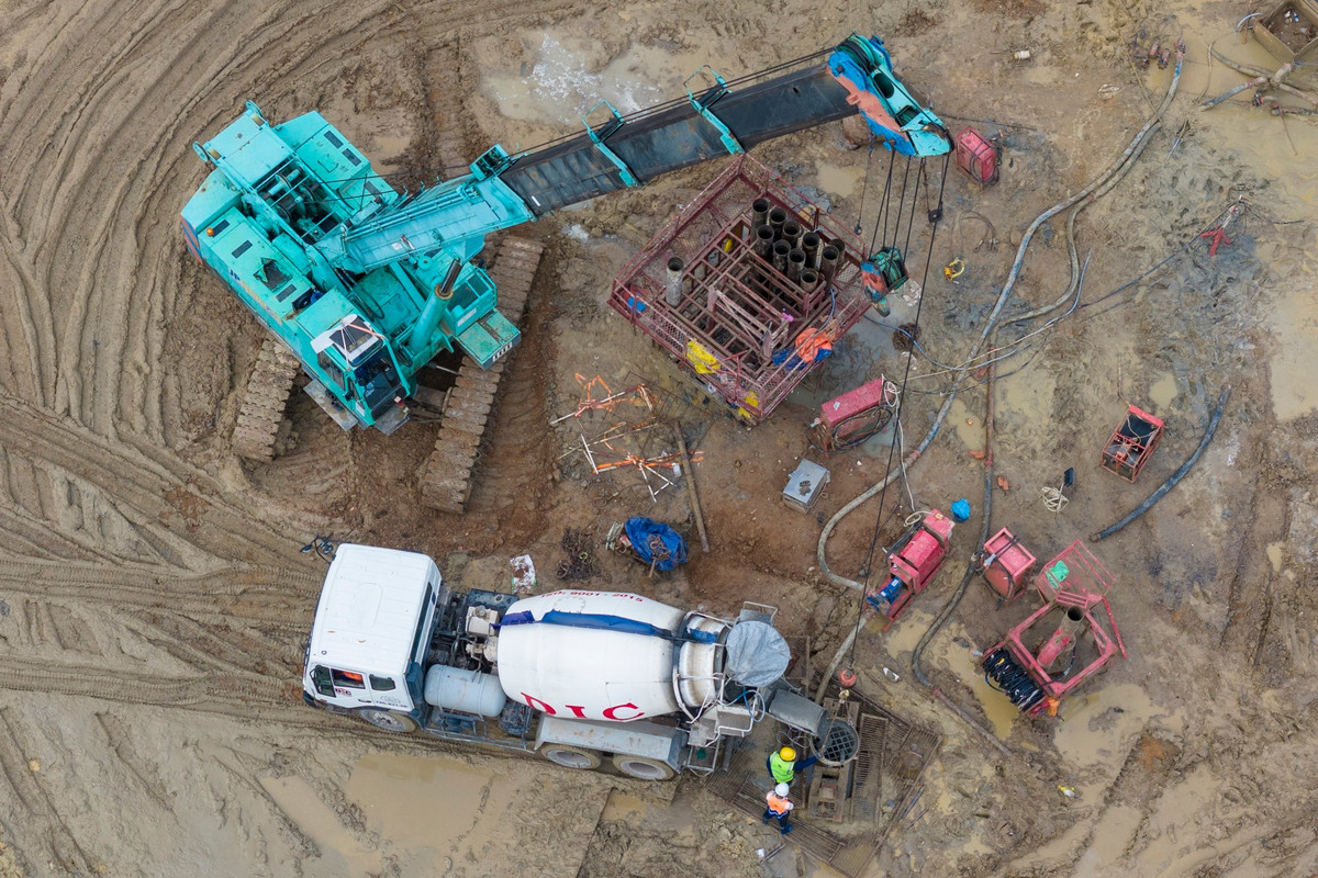 Ghi nhận tại công trình vào đầu tháng 11/2025, khu đất xây dựng tòa nhà Five Star Odyssey đang được thi công khoan cọc nhồi phần móng, các thiết bị máy móc cơ giới hoạt động liên tục.