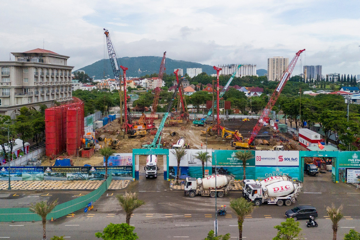 Tháng 6/2025, Tập đoàn Quốc tế Năm Sao - Five Star Group đã khởi công giai đoạn I hai tổ hợp căn hộ - khách sạn 5 sao Five Star Odyssey và Five Star Poseidon. Trong ảnh là công trường xây dựng tòa tháp Five Star Odyssey cao 50 tầng nằm trên đường Thùy Vân.