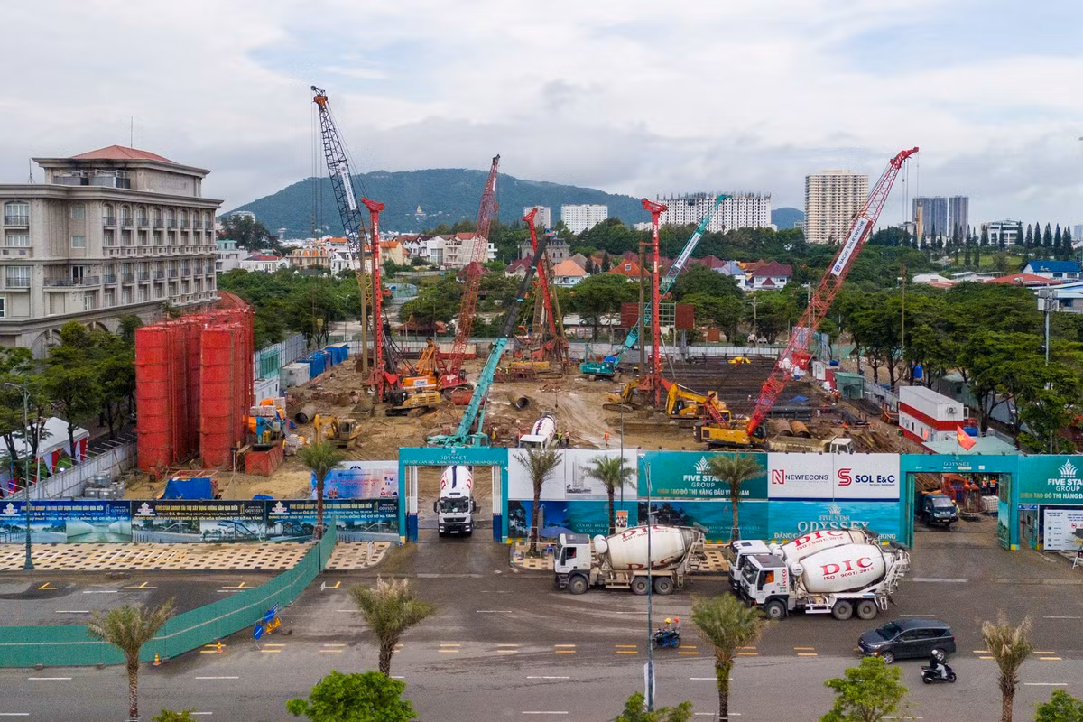 Tháng 6/2025, Tập đoàn Quốc tế Năm Sao - Five Star Group đã khởi công giai đoạn I hai tổ hợp căn hộ - khách sạn 5 sao Five Star Odyssey và Five Star Poseidon. Trong ảnh là công trường xây dựng tòa tháp Five Star Odyssey cao 50 tầng nằm trên đường Thùy Vân.