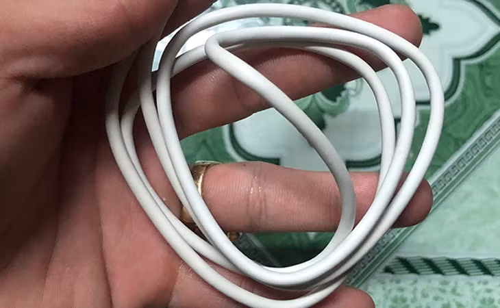 Đừng quên vệ sinh dây cáp phía sau, nơi bụi thường tích tụ nhiều nhất.