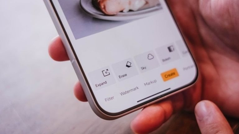 Thiết kế lưng kính nguyên khối, khung kim loại, kháng bụi nước và pin dung lượng lớn.