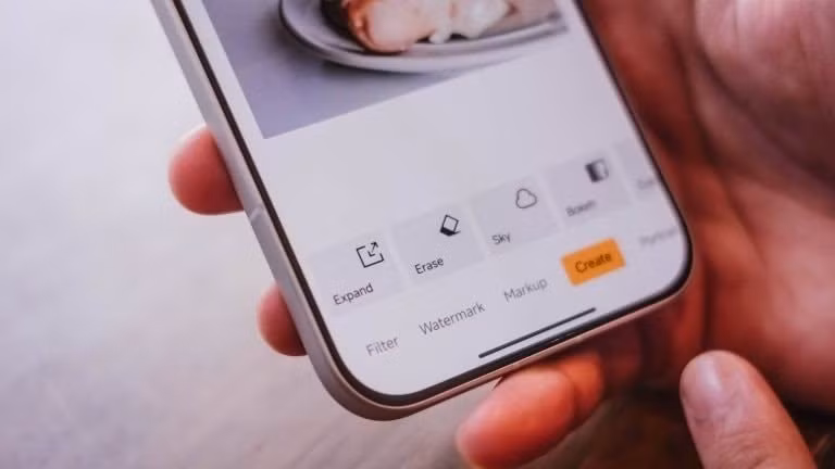 Thiết kế lưng kính nguyên khối, khung kim loại, kháng bụi nước và pin dung lượng lớn.