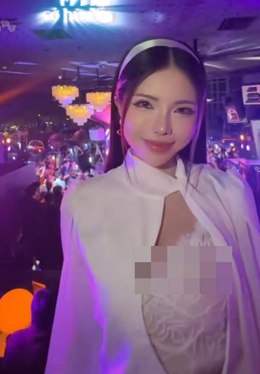 Diện trang phục tông trắng chủ đạo, Mai Dora lựa chọn thiết kế ôm dáng tinh tế, vừa thanh lịch vừa khéo léo tôn lên vóc dáng nổi bật.