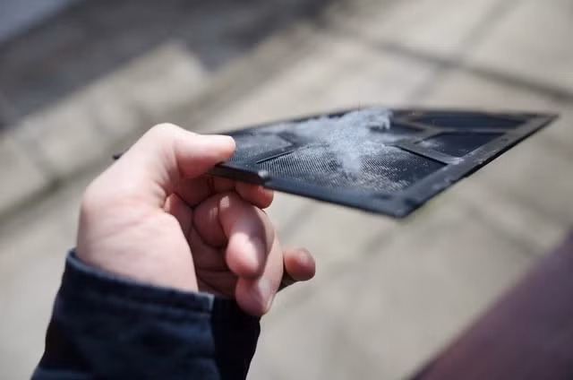 Không nên dùng máy sấy nóng vì có thể làm biến dạng nhựa và lớp lưới của tấm lọc.