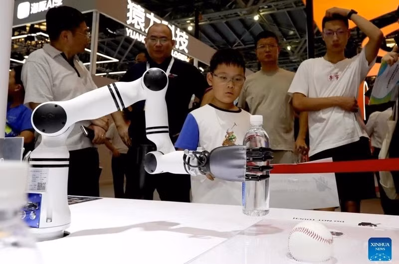 Các trường đại học hàng đầu như Thanh Hoa, Vũ Hán công khai mời gọi chuyên gia quốc tế bằng gói lương hấp dẫn. (Ảnh: Xinhua)