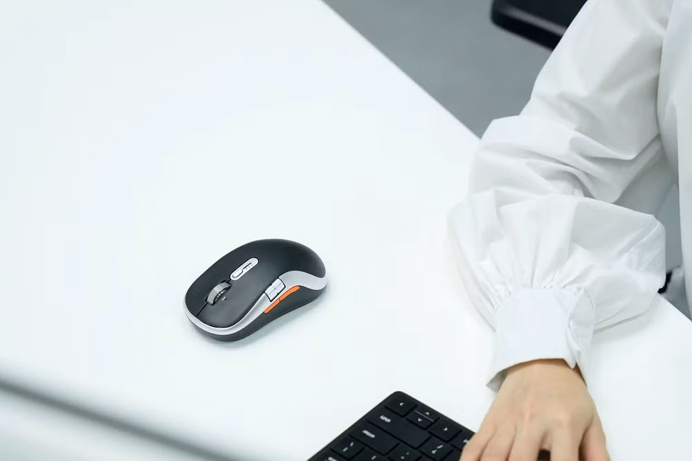 Thiết kế đối xứng, trọng lượng khoảng 100 gram cùng switch Huano silent êm ái giúp giảm mỏi tay và tiếng ồn nơi làm việc.