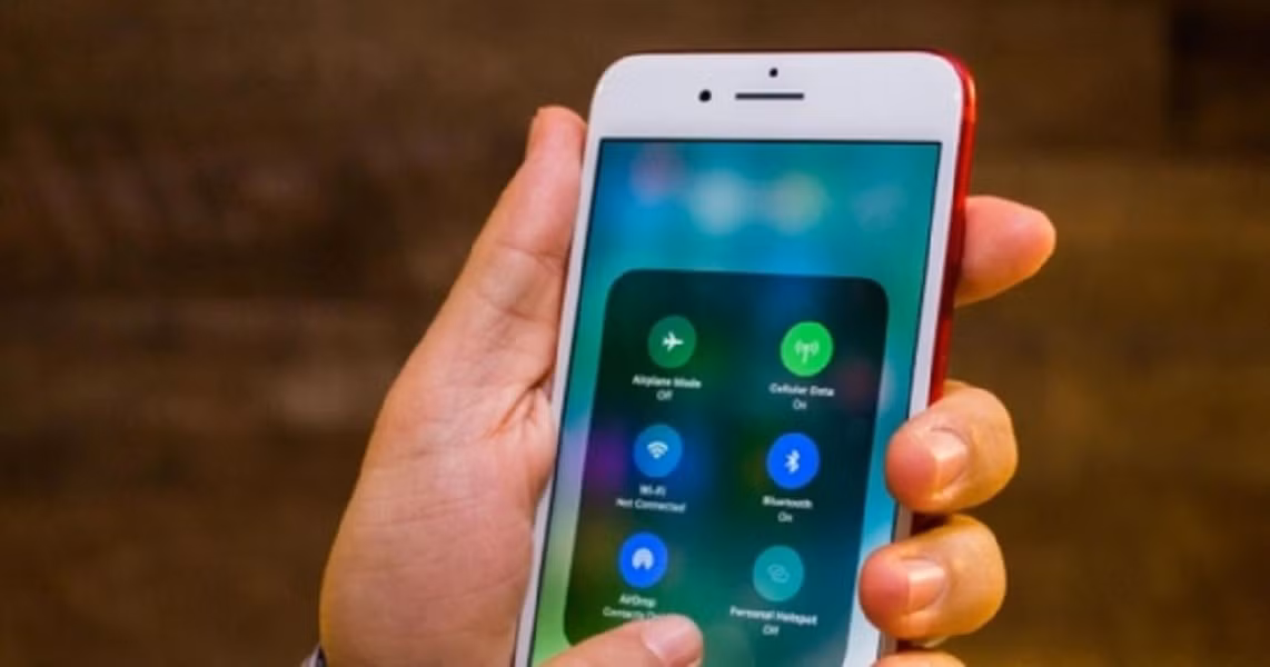 Chủ động ngắt Wi-Fi, Bluetooth và dữ liệu di động khi không cần thiết để kéo dài thời lượng pin.