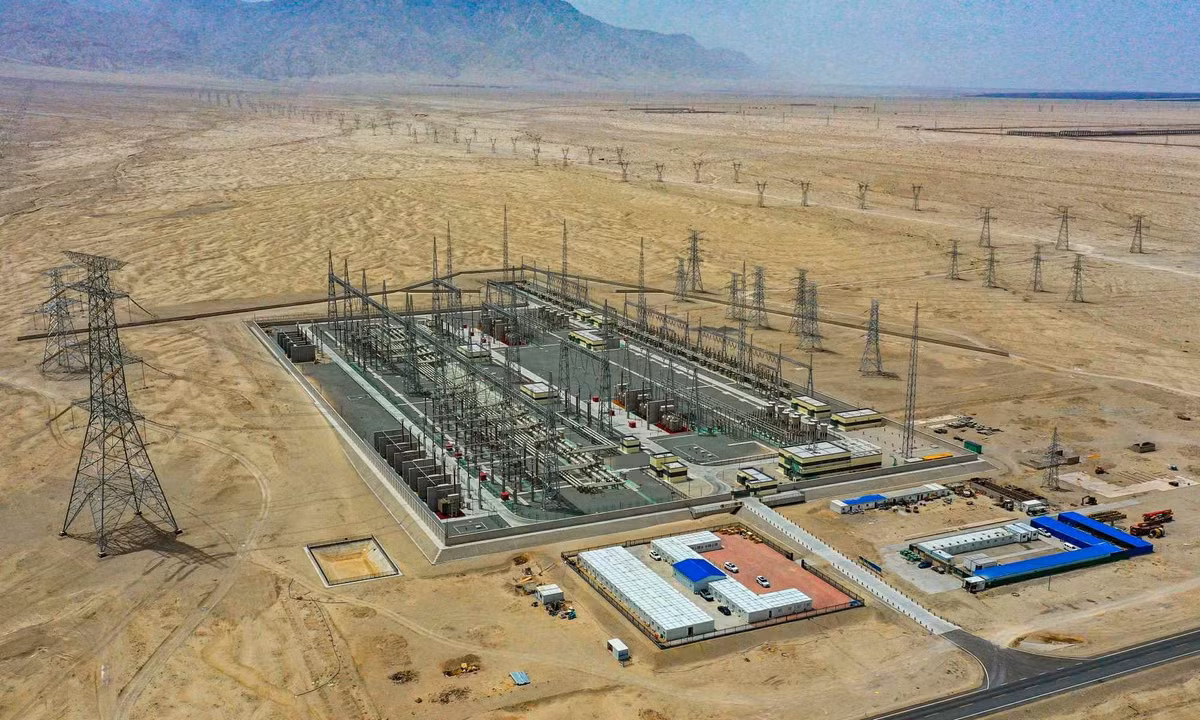 Công trình đi xuyên qua vùng “biển chết” Taklamakan - một trong những sa mạc khắc nghiệt và khó tiếp cận nhất thế giới.