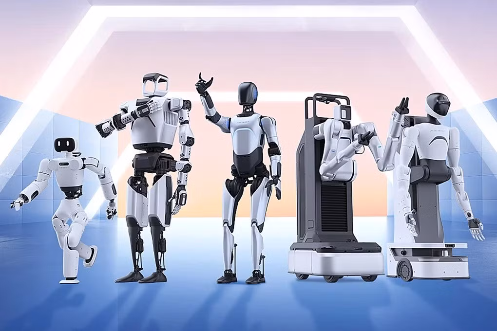 Không chỉ robot hình người, chó robot bốn chân, robot để bàn chăm sóc cảm xúc hay robot múa lân cũng tạo hiệu ứng mạnh tại triển lãm.