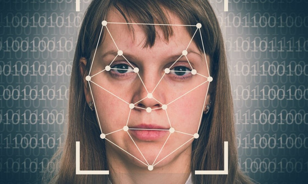 Richard Blech, CEO XSOC Corp cảnh báo: ảnh selfie kết hợp với giấy tờ tùy thân là "mỏ vàng" cho deepfake, gian lận tài chính và giả mạo sinh trắc học.