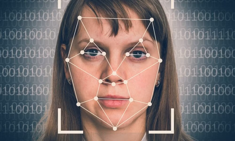 Richard Blech, CEO XSOC Corp cảnh báo: ảnh selfie kết hợp với giấy tờ tùy thân là "mỏ vàng" cho deepfake, gian lận tài chính và giả mạo sinh trắc học.