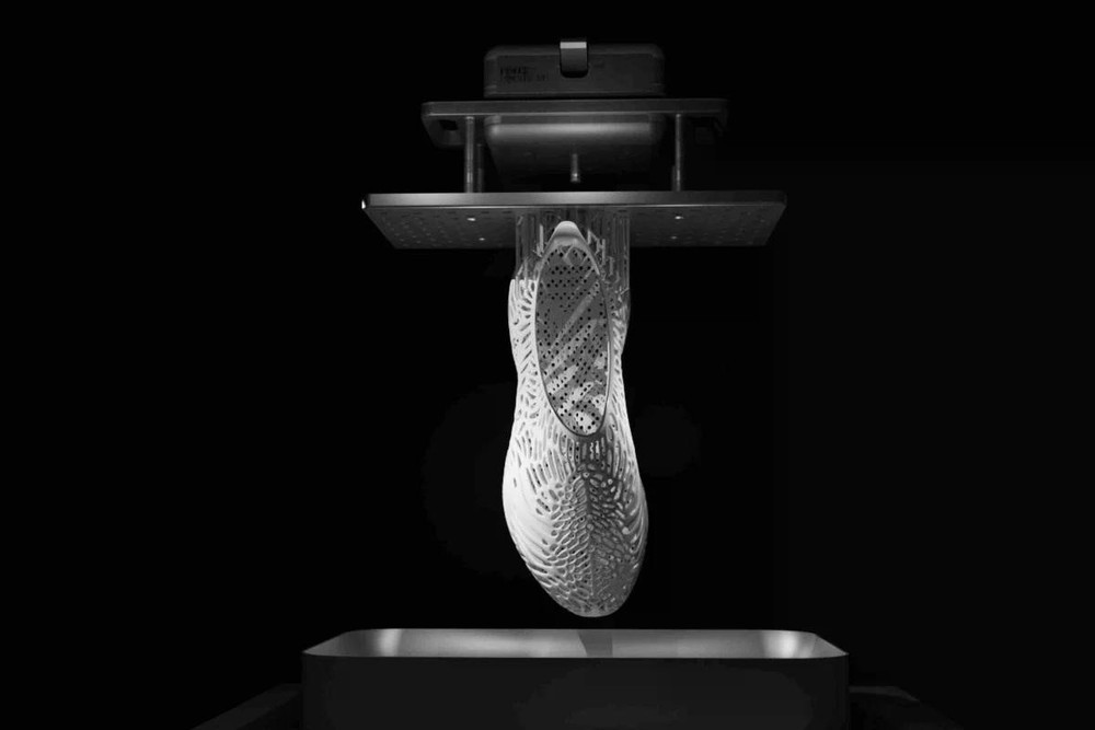 Công nghệ đứng sau chuyển động uyển chuyển này không đến từ phòng thí nghiệm robot, mà bắt nguồn từ ngành in 3D đế giày thể thao.