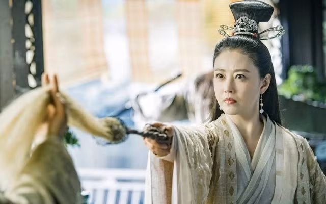 Diệt Tuyệt Sư Thái là chưởng môn đời thứ ba của phái Nga Mi, bà sở hữu võ công thượng thừa, nổi danh với bảo vật trấn phái là Ỷ Thiên kiếm. (Ảnh minh họa)