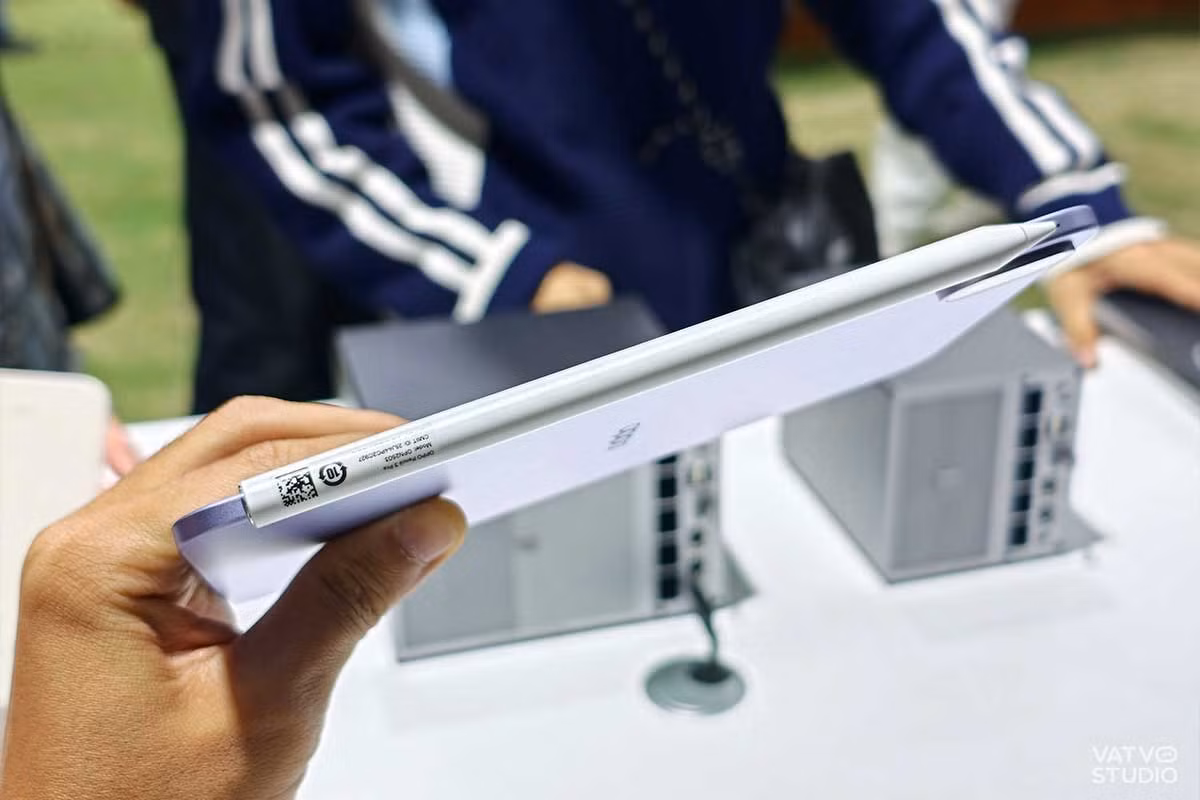 Về phần mềm, máy chạy ColorOS 16 với khả năng kết nối hệ sinh thái iOS, hỗ trợ chia sẻ dữ liệu, nhận cuộc gọi và đồng bộ âm thanh với AirPods, mở rộng trải nghiệm đa nền tảng.(Ảnh: Vatvostudio)