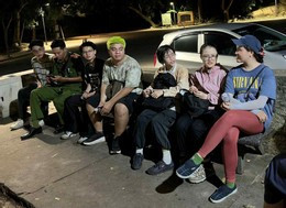 Nhóm 6 người được đưa xuống chân núi để trở về nhà. Ảnh: Quang Anh