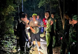 Lực lượng chức năng tiếp cận hiện trường nơi 6 người bị lạc trên núi Minh Đạm. Ảnh: Quang Anh