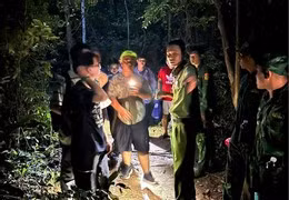 Lực lượng chức năng tiếp cận hiện trường nơi 6 người bị lạc trên núi Minh Đạm. Ảnh: Quang Anh