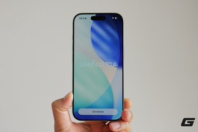 Kích thước màn hình tăng lên 6,3 inch nhưng viền mỏng giúp máy vẫn gọn gàng, dễ cầm tay. (Ảnh: Genk)