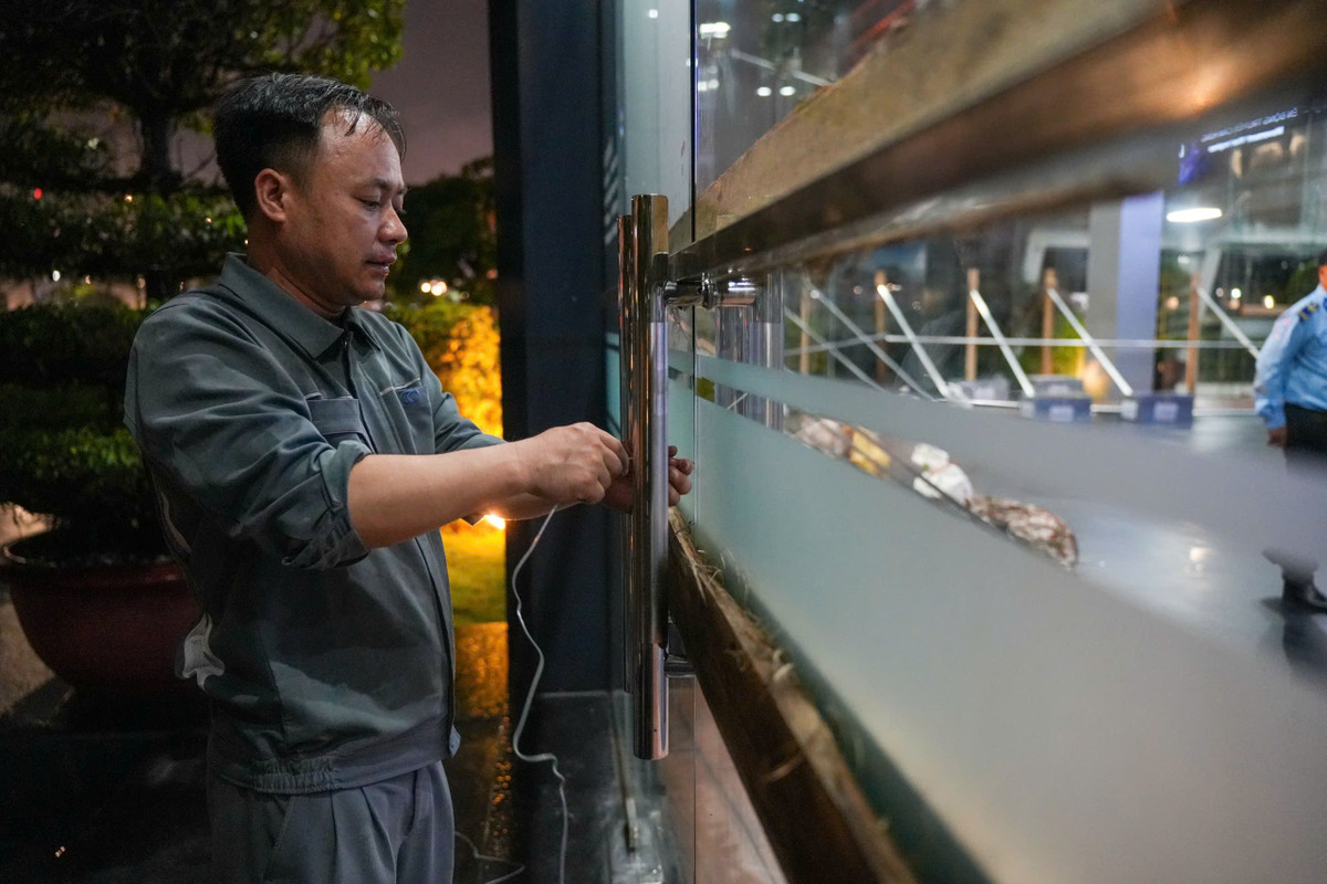 Cửa ra vào được buộc chặt bằng dây thép, chèn thanh gỗ bên trong để tránh va đập vì gió mạnh. Theo chia sẻ từ nhân viên tại đây, kế hoạch phòng chống bão được triển khai từ sáng và bắt đầu từ chiều.