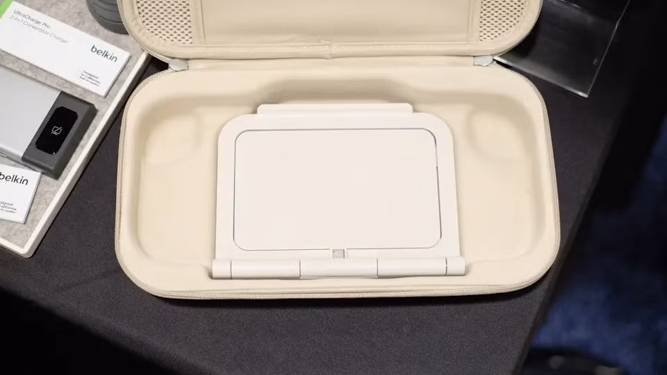 Sản phẩm còn có khe chứa băng game và ngăn AirTag ẩn, hạn chế rủi ro thất lạc thiết bị.