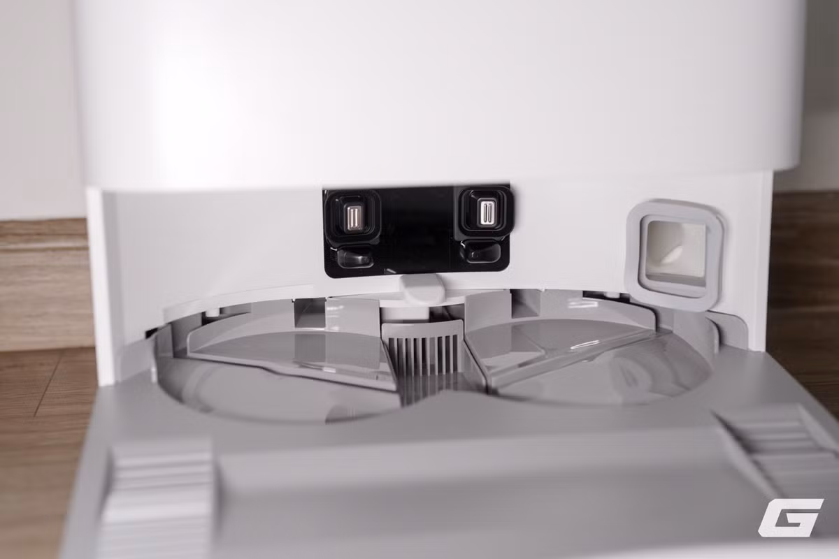 Khả năng lau nhà cũng được cải thiện với hệ thống giẻ xoay kép tốc độ cao, kết hợp trạm tự giặt và sấy khô giúp đảm bảo vệ sinh sau mỗi lần sử dụng.(Ảnh: Genk)