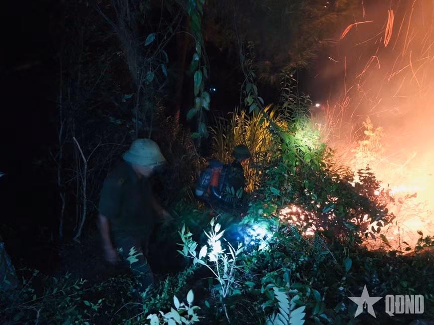 Xuyên đêm, hơn 400 người tham gia khống chế đám cháy tại xã Tân Châu, tỉnh Nghệ An.