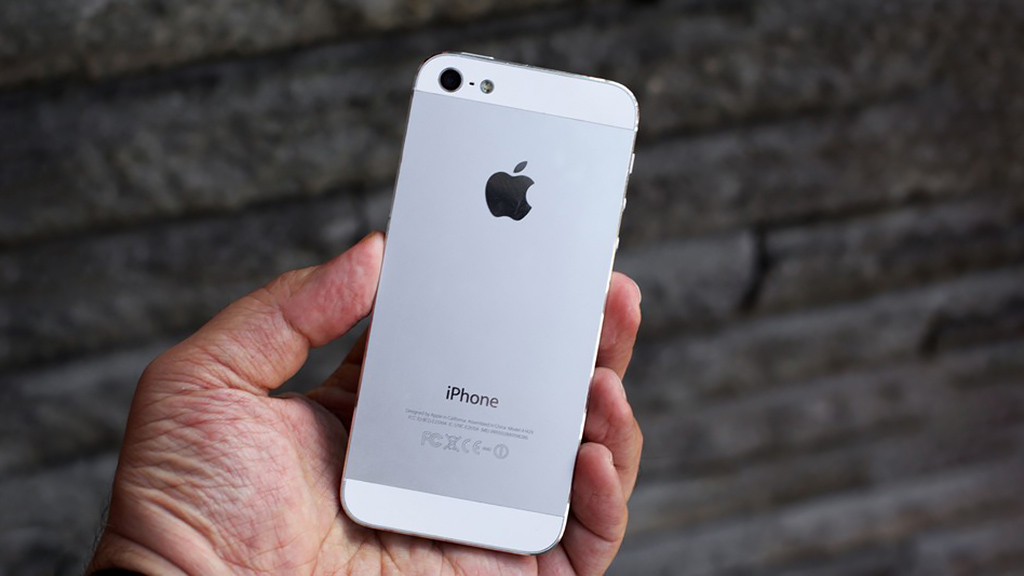 Ra mắt năm 2012, mẫu máy này từng gây ấn tượng với thiết kế nhôm kính, màn hình 4 inch và cổng Lightning lần đầu xuất hiện.