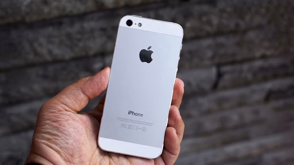 Ra mắt năm 2012, mẫu máy này từng gây ấn tượng với thiết kế nhôm kính, màn hình 4 inch và cổng Lightning lần đầu xuất hiện.