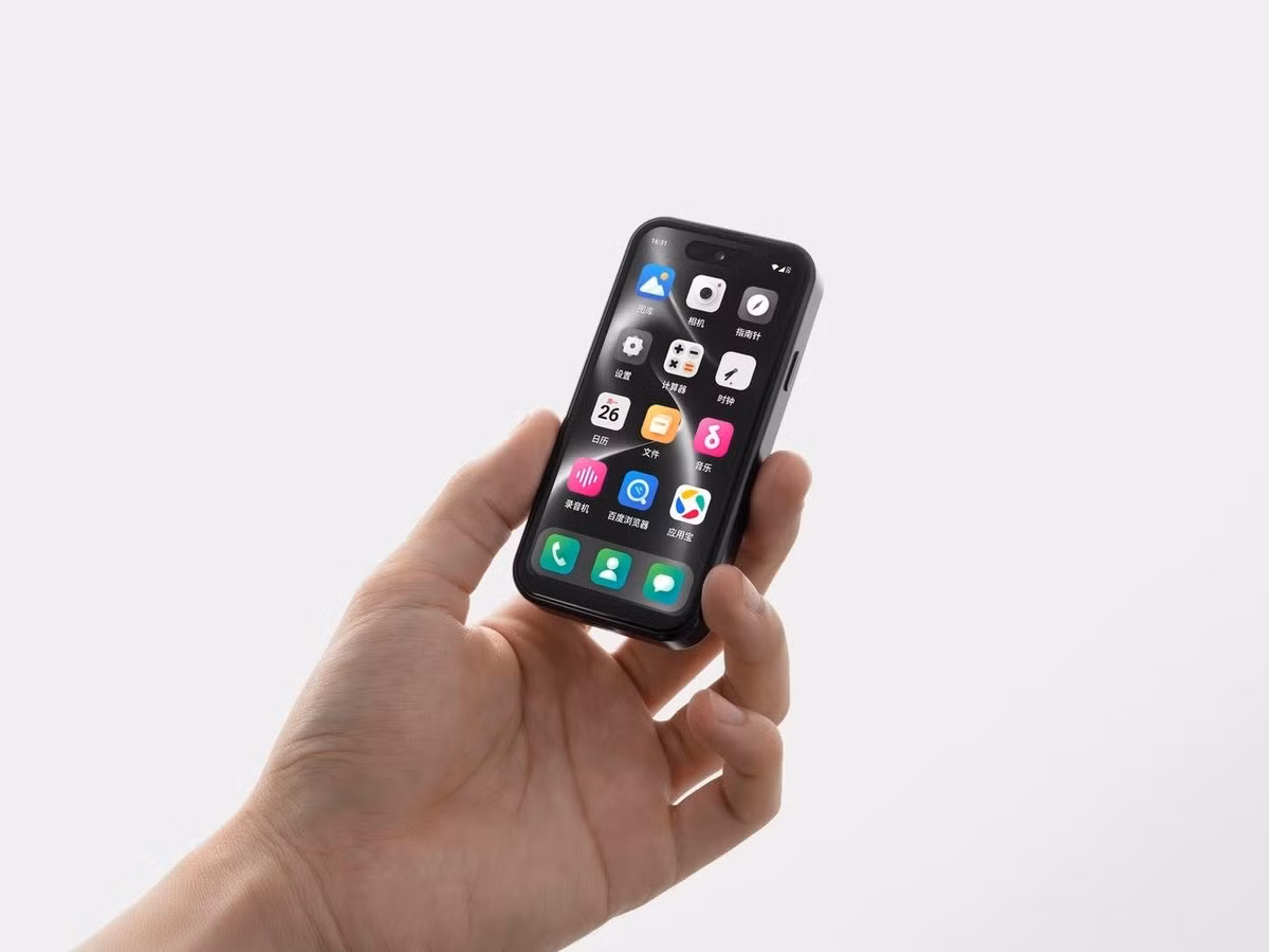 Trong bối cảnh smartphone ngày càng lớn và nặng, Bluefox NX1 chọn lối đi ngược với thiết kế Android mini cực kỳ nhỏ gọn.