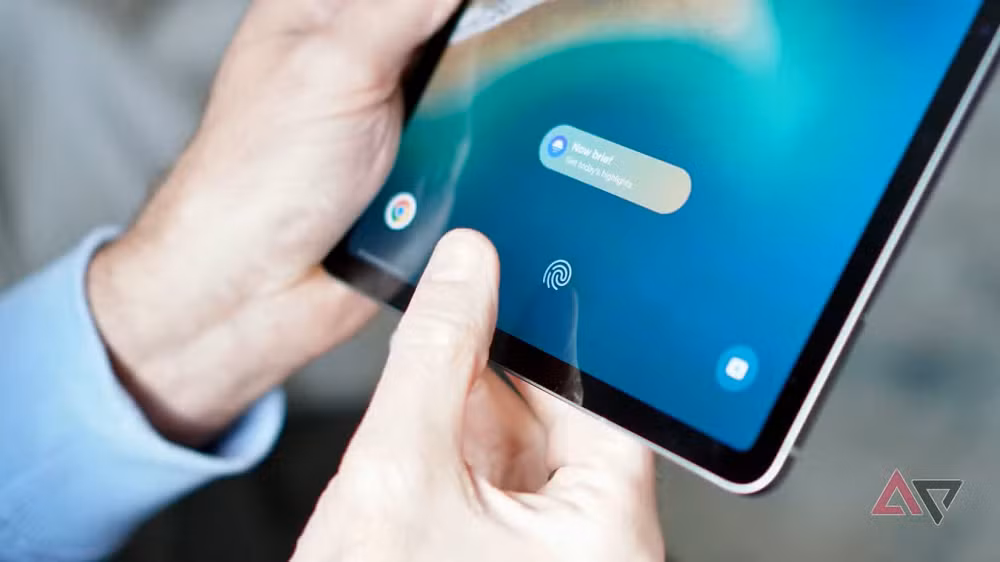 Bên cạnh đó, người dùng có thể cải thiện độ nhạy của cảm biến vân tay bằng cách đăng ký cùng một ngón tay nhiều lần, giúp tăng độ chính xác khi mở khóa trên các thiết bị giá rẻ. (Ảnh: Android Police)