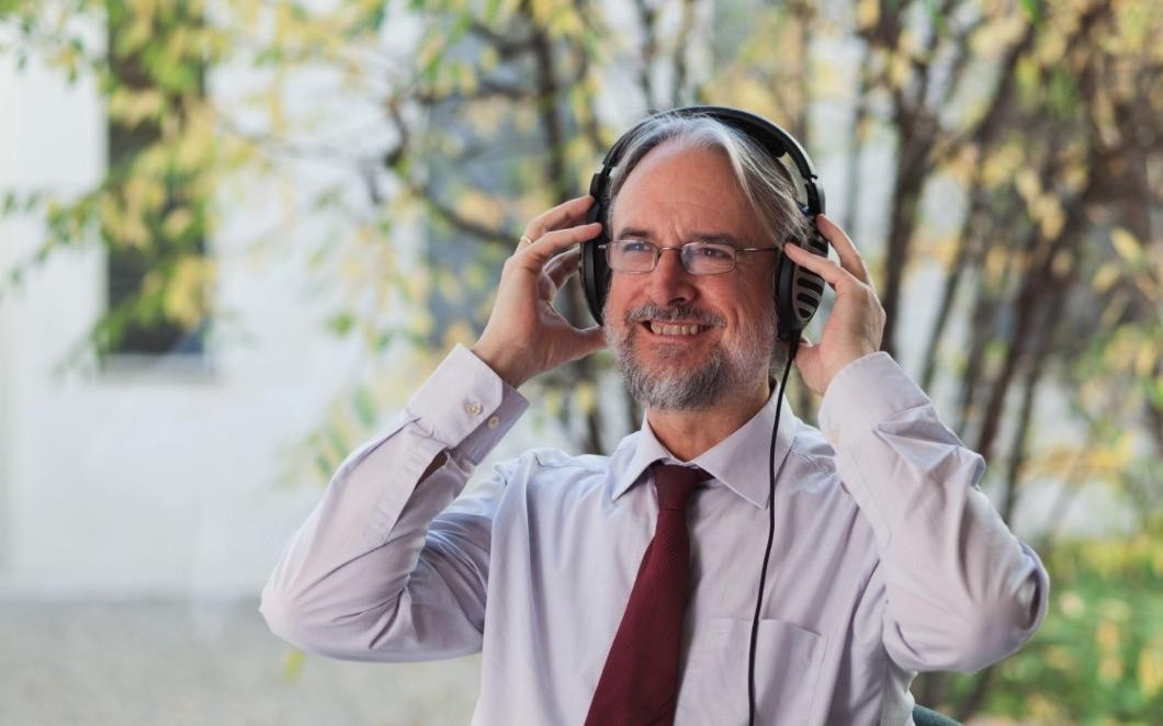 Karlheinz Brandenburg, “cha đẻ của MP3”, áp dụng tâm lý học âm thanh để tối ưu mã hóa.