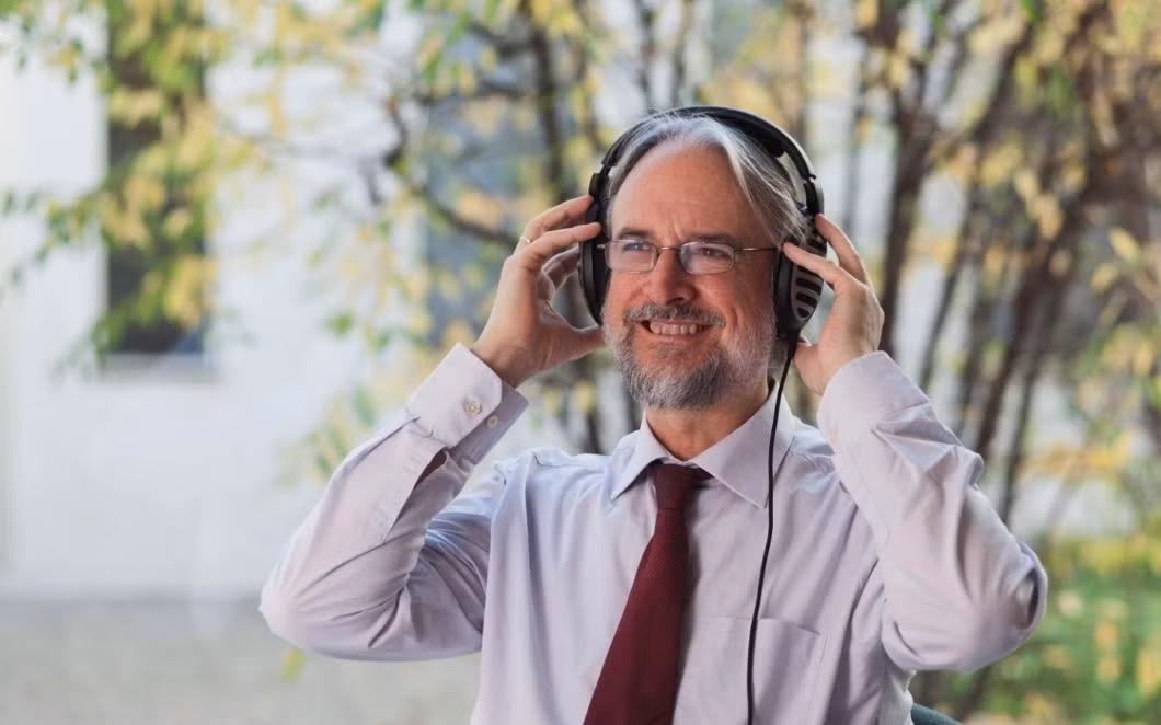 Karlheinz Brandenburg, “cha đẻ của MP3”, áp dụng tâm lý học âm thanh để tối ưu mã hóa.