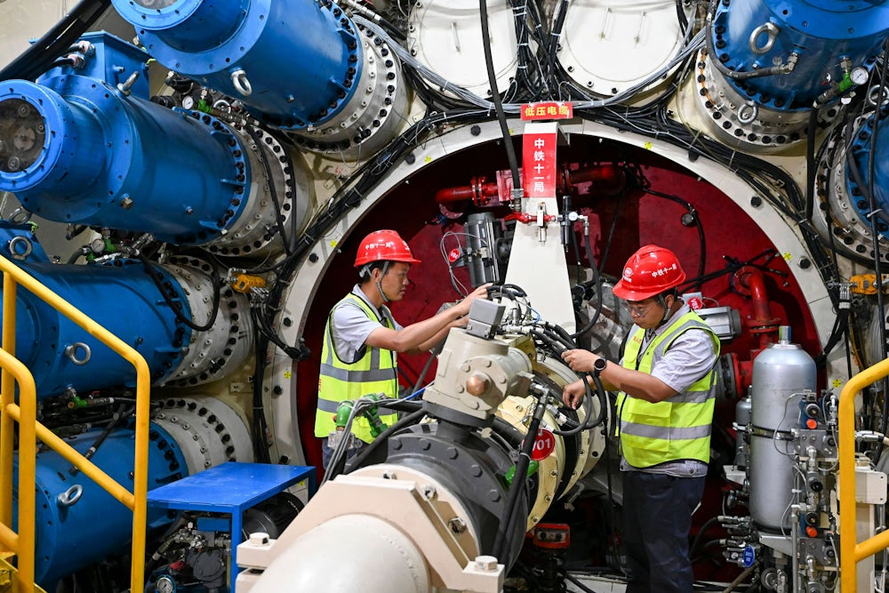 Hệ thống phân tích hàng tỷ dữ liệu địa chất, áp lực nước và độ rung máy khoan.