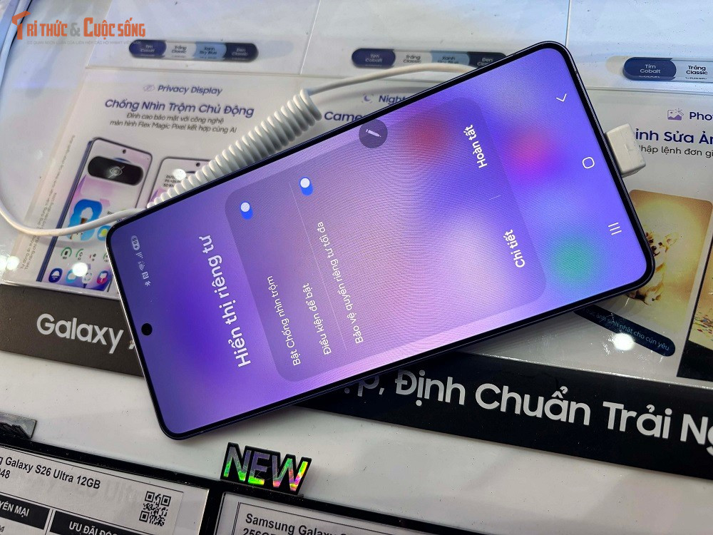 Điểm mới đáng chú ý là tính năng Privacy Display cho phép kích hoạt chế độ chống nhìn trộm chủ động, hạn chế góc nhìn từ hai bên để bảo vệ nội dung riêng tư.