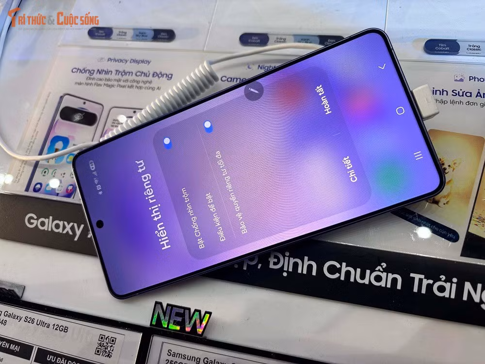 Điểm mới đáng chú ý là tính năng Privacy Display cho phép kích hoạt chế độ chống nhìn trộm chủ động, hạn chế góc nhìn từ hai bên để bảo vệ nội dung riêng tư.