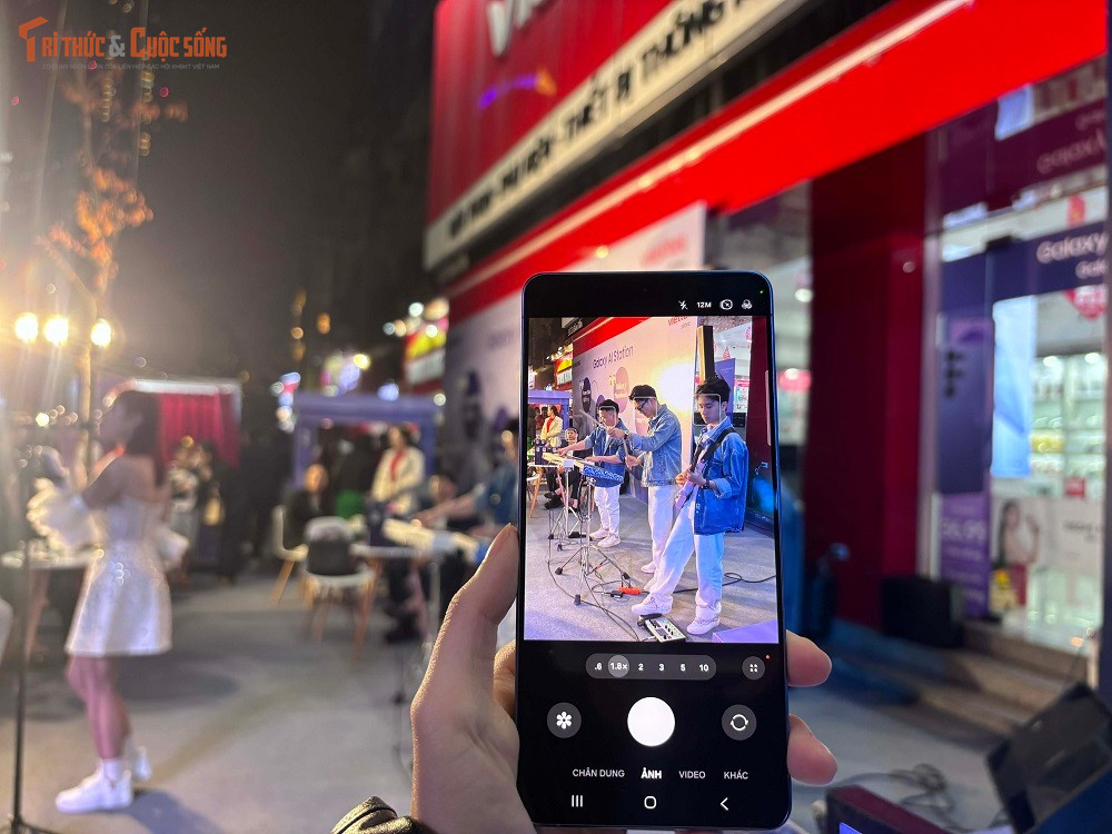 Ở mảng nhiếp ảnh, máy sở hữu camera chính 200 MP khẩu độ f/1.4 cùng các ống kính tele và góc siêu rộng, mang lại khả năng chụp thiếu sáng tốt hơn đáng kể.