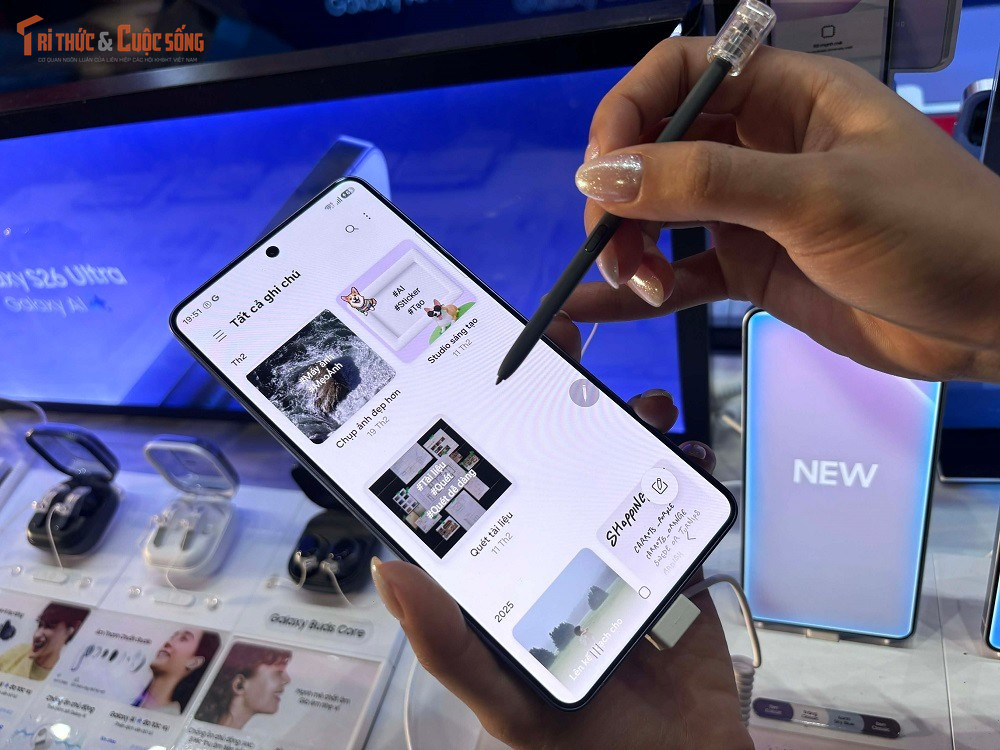 Về hiệu năng, smartphone này chạy chip Snapdragon 8 Elite Gen 5 for Galaxy với NPU tăng 39%, GPU tăng 24% và CPU tăng 19% so với thế hệ trước.