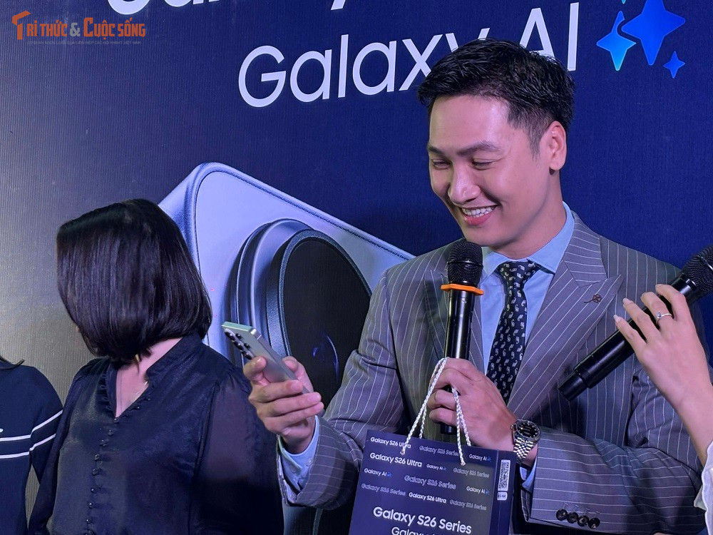 Thiết bị được trang bị màn hình Dynamic AMOLED 2X 6,9 inch độ phân giải Quad-HD+ cùng tần số quét thích ứng 1–120 Hz cho trải nghiệm hiển thị sắc nét và mượt mà.