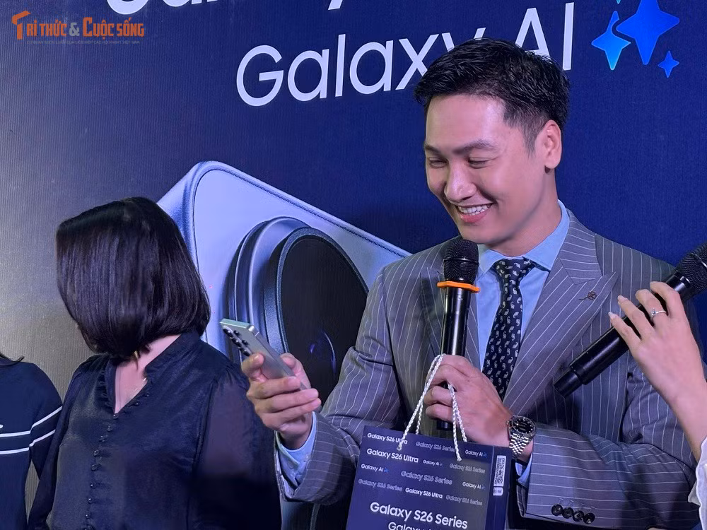 Thiết bị được trang bị màn hình Dynamic AMOLED 2X 6,9 inch độ phân giải Quad-HD+ cùng tần số quét thích ứng 1–120 Hz cho trải nghiệm hiển thị sắc nét và mượt mà.