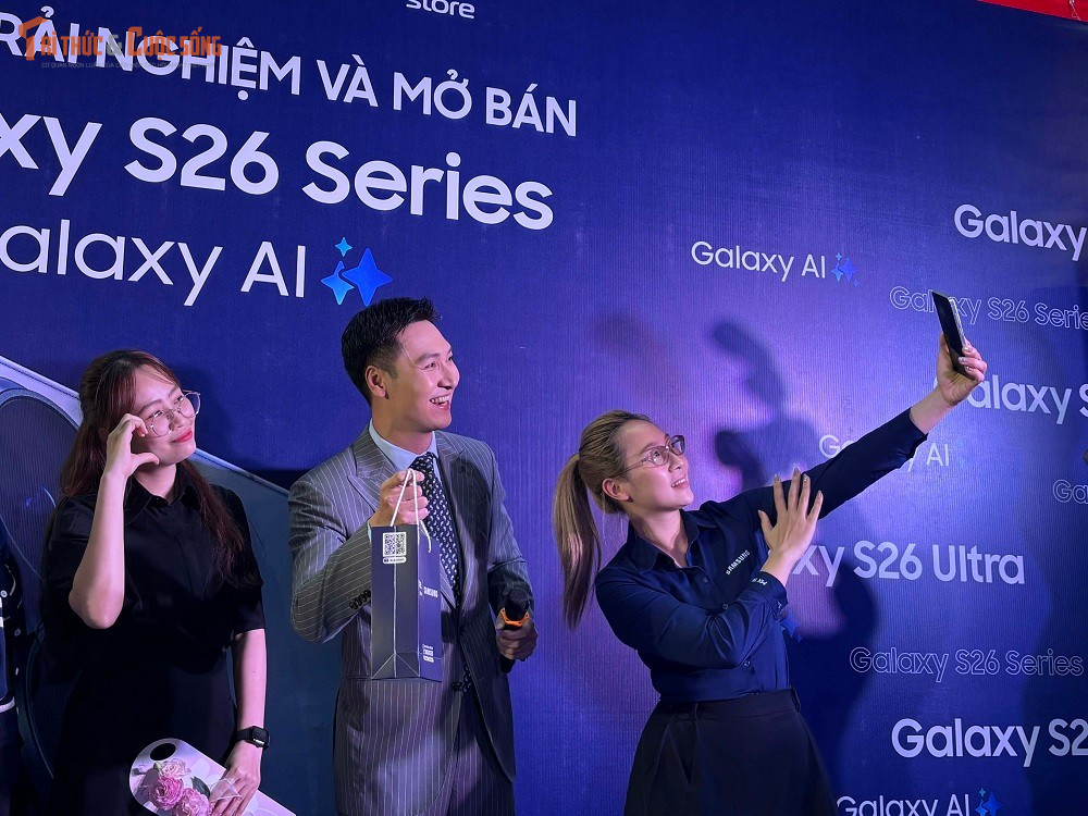 Ngoài ra, điện thoại chạy Android 16 với giao diện One UI 8.5, tích hợp bộ tính năng Galaxy AI và cam kết cập nhật phần mềm trong 7 năm. Samsung cũng nâng cấp công nghệ sạc nhanh có dây lên 60W và sạc không dây 25W, giúp rút ngắn thời gian nạp pin đáng kể cho thiết bị cao cấp này.